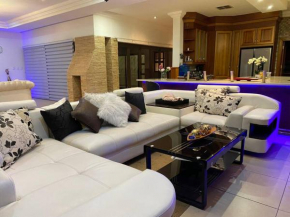 Home away from home with Pool & golf course views, Hartbeespoort